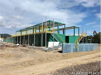 Pieni flat pack -kontti, jossa asuu koteja